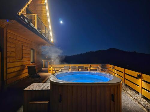 a jacuzzi tub in the middle of a house at LK Mountain Residence segmenty z prywatnym jacuzzi i widokami na góry i jezioro in Falsztyn