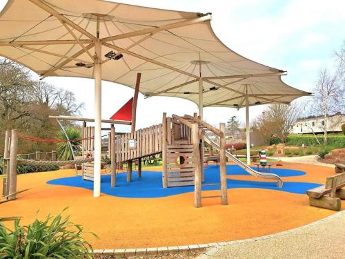 ベンブリッジにあるHome with a view Whitecliff Bay Holiday Parkの遊び場(滑り台、傘付)