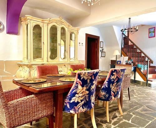 ein Esszimmer mit einem Holztisch und Stühlen in der Unterkunft Authentic Canary Style Villa with private pool and garden- Casa Juan Vera in Granadilla de Abona