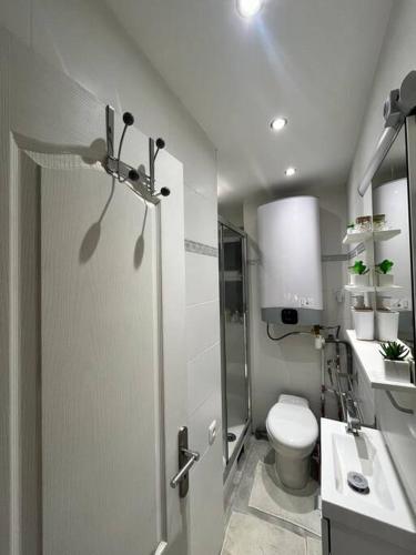 une salle de bain avec une douche, des toilettes et un lavabo dans l'établissement Appartement T2 - Vue Tour Eiffel, à Paris