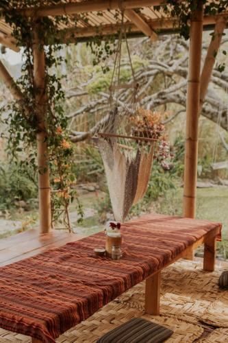 a table with a vase on top of it at Saasil Retreat in Tzununá