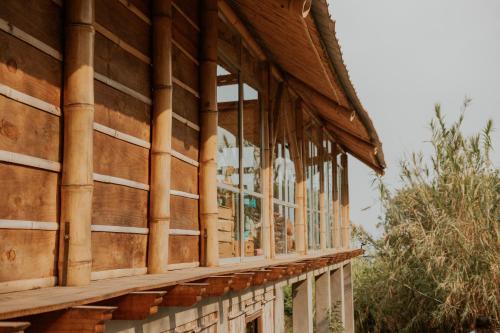 a building with windows on the side of it at Saasil Retreat in Tzununá
