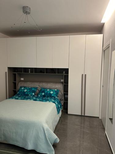 a bedroom with a bed and white cabinets at Appartamento Loreto-Fiera in Cremona
