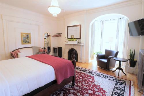 Postel nebo postele na pokoji v ubytování The Inn at Park Spring