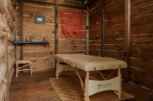 a room with a table in a wooden cabin at Saasil Retreat in Tzununá