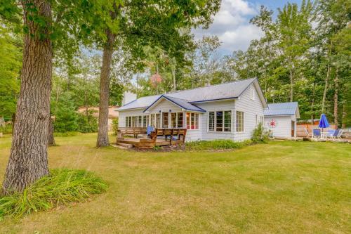 Zahrada ubytování Rapid City Cottage with Patio Near Beach Access!