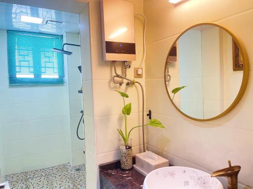 un bagno con lavandino e specchio di Guilin Tranquil Peaks Retreat by Reed Flute Cave a Guilin