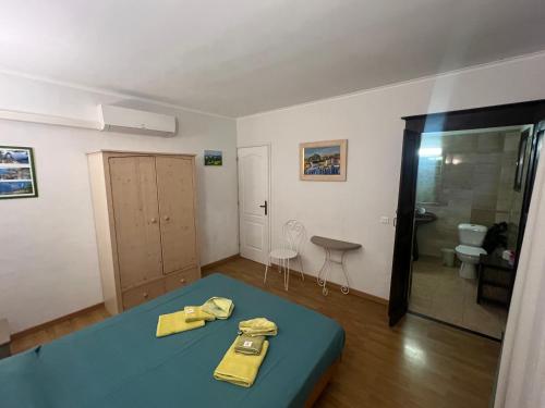 a small room with a bed and a bathroom at Chambres et tables d'hôtes Zélia & Jacques BERQUEZ in Pianottoli-Caldarello