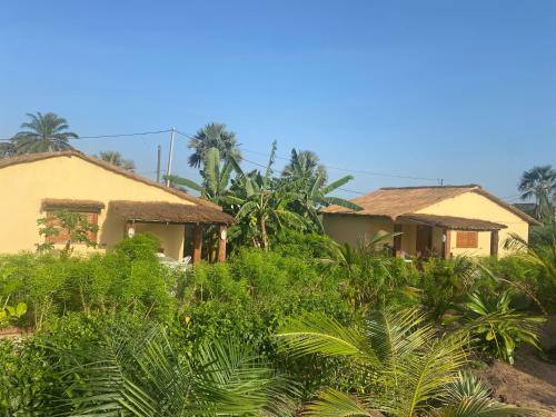 Taman di luar Villa Nemocotier