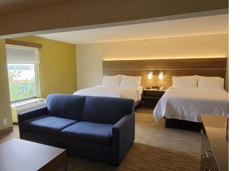 a hotel room with two beds and a couch at Holiday Inn Express Edgewood-Aberdeen-Bel Air in Edgewood