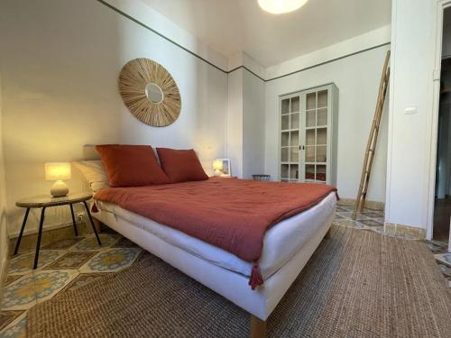 une chambre avec un grand lit et un miroir dans l'établissement Grande maison de vacances jardin et piscine privée, à Tautavel