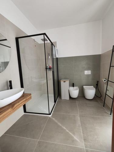 a bathroom with two sinks and a shower and two toilets at B&B Colli Ameni in Candela