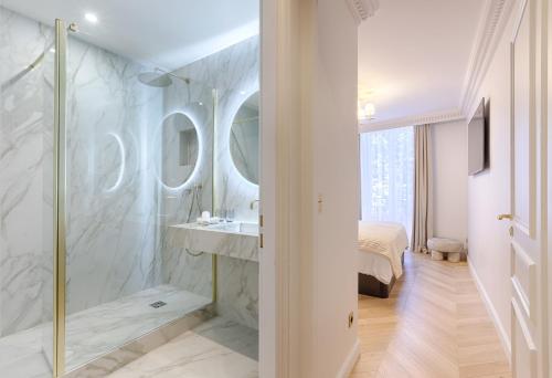 une salle de bain avec une douche à l'italienne et un lavabo dans l'établissement Stunning 2 bedroom at Montparnasse, à Paris