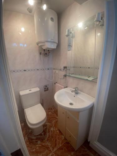een badkamer met toilet en wastafel bij Benidorm Levante in Benidorm