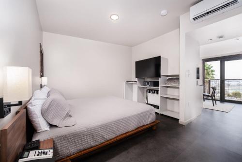 Un ou plusieurs lits dans un hébergement de l'établissement City24 Condo Hotel Little Italy Mission Hills