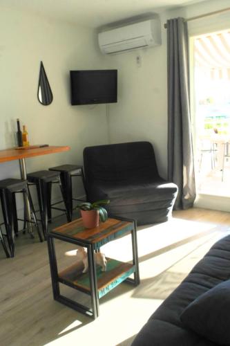 Vue dégagée et terrasse, studio 4 pers, piscine, parking, entre port et plage