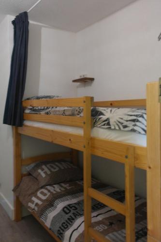 Ce lit superposé se trouve dans un dortoir doté de lits superposés. dans l'établissement Studio cabine avec terrasse, vue sur le port, entre plage et port, avec parking, au Cap d'Agde