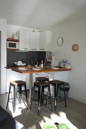 Vue dégagée et terrasse, studio 4 pers, piscine, parking, entre port et plage
