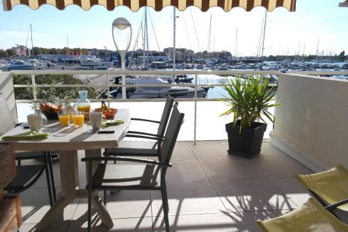 Studio cabine avec terrasse, vue sur le port, entre plage et port, avec parking
