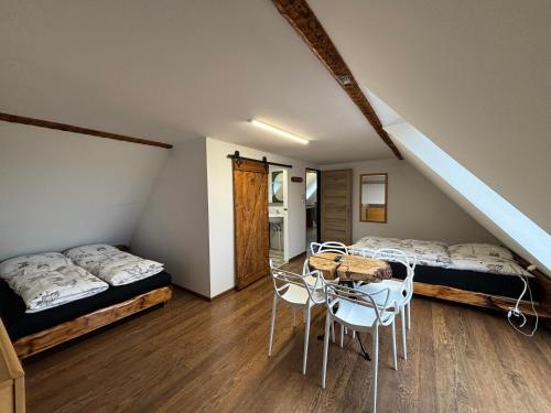 En eller flere senge i et værelse på AgroSowa Sokolec