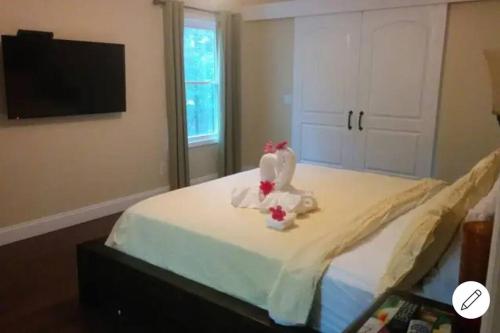 Un dormitorio con una cama con dos estatuillas. en Admiral's Club, en Gainesville