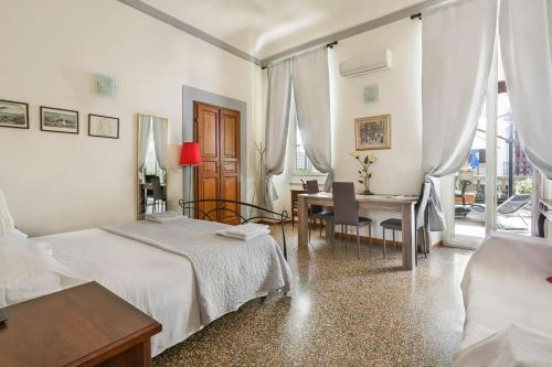 Postel nebo postele na pokoji v ubytování In the Heart of Florence, Dante, with Private Terrace