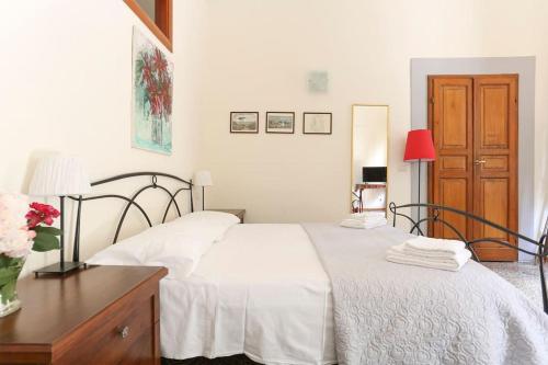 Postel nebo postele na pokoji v ubytování In the Heart of Florence, Dante, with Private Terrace