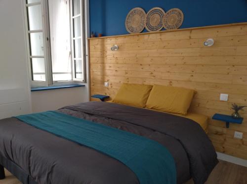 Postel nebo postele na pokoji v ubytování Chambre Nérondes double Le Lion d Or