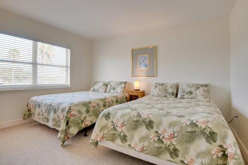 a bedroom with two beds and a window at 3 Mi to Ocean Riverfront Apartment in Vero Beach! in Vero Beach