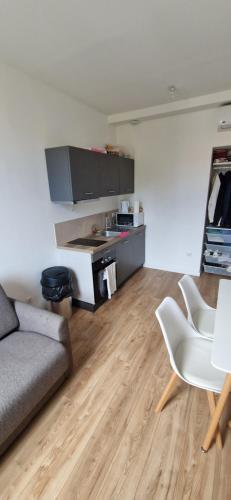 un salon avec un canapé et une cuisine dans l'établissement Ete Nice, à Nice