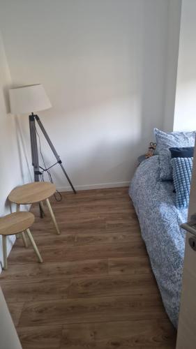 une chambre avec un lit, une table et une chaise dans l'établissement Ete Nice, à Nice