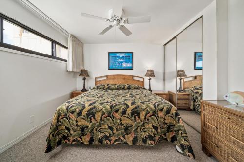 Giường trong phòng chung tại Sugar Beach 314 Front Row Ocean Views in Beautifully Upgraded Beachfront Condo