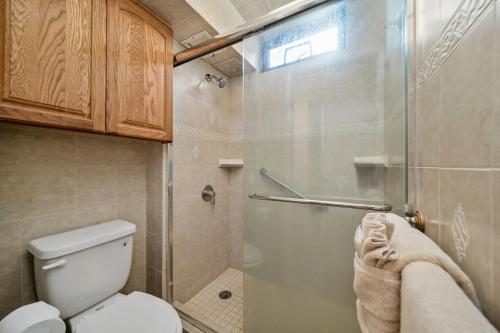 Phòng tắm tại Sugar Beach 314 Front Row Ocean Views in Beautifully Upgraded Beachfront Condo