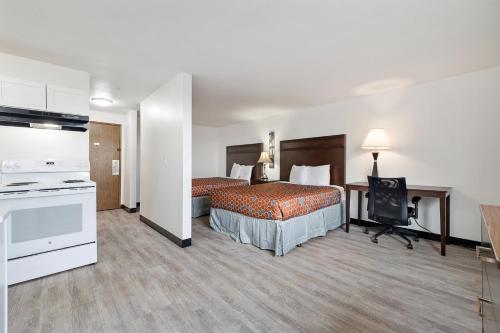Kuchyň nebo kuchyňský kout v ubytování Kennewick Inn & Suites Tri Cities