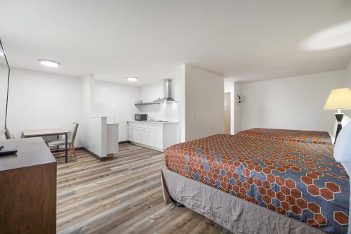 Kuchyň nebo kuchyňský kout v ubytování Kennewick Inn & Suites Tri Cities