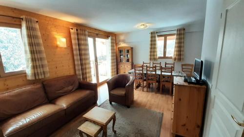 un salon avec un canapé et une salle à manger dans l'établissement Chalets De Florence - 4 pièces centre station 6/8 personnes MAE-2916, à Modane