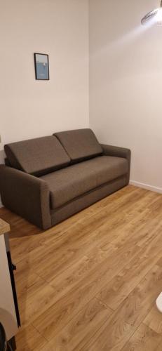 Ce lit se trouve dans un dortoir doté de parquet. dans l'établissement Ville nice, à Nice