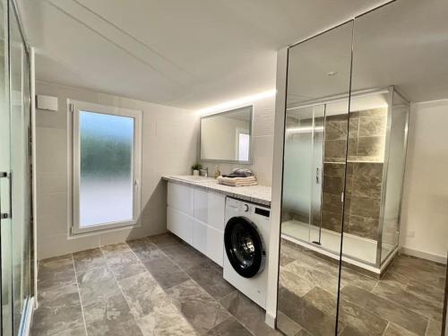 - un lave-linge dans la salle de bains pourvue d'une fenêtre dans l'établissement 9 Écluses-Canal du midi Logement entier T2 climatisé avec piscine, à Béziers