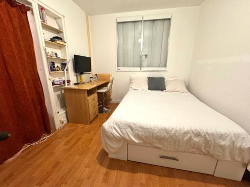 une chambre avec un lit et un bureau avec un ordinateur dans l'établissement La source appart, à Orléans