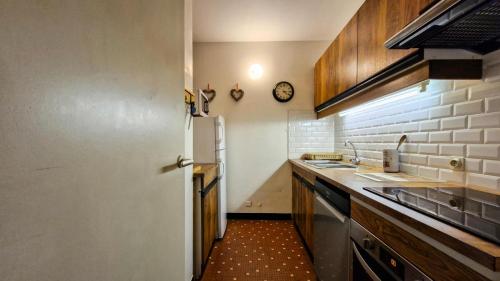 une cuisine avec un réfrigérateur blanc et un évier dans l'établissement Résidence Belier - Appartement confortable et lumineux · Au pied des pistes · WIFI gratuit et illimité MAE-7384, à Flaine