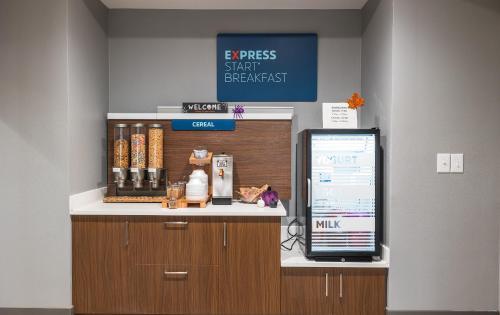 um balcão em um escritório com um computador em cima em Holiday Inn Express Hotel and Suites Saint Robert by IHG em Saint Robert