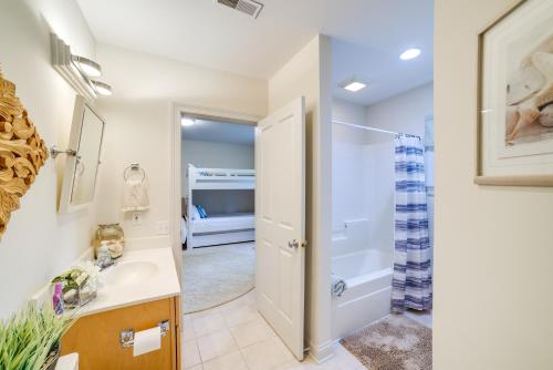 Ένα μπάνιο στο Gary Vacation Rental Less Than 1 Mi to Indiana Dunes NP!