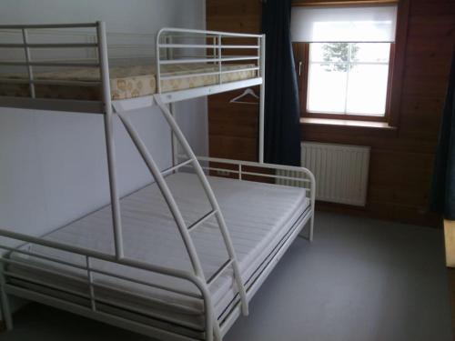 two bunk beds in a room with a window at Vakantievilla Värmland, Zweden in Filipstad