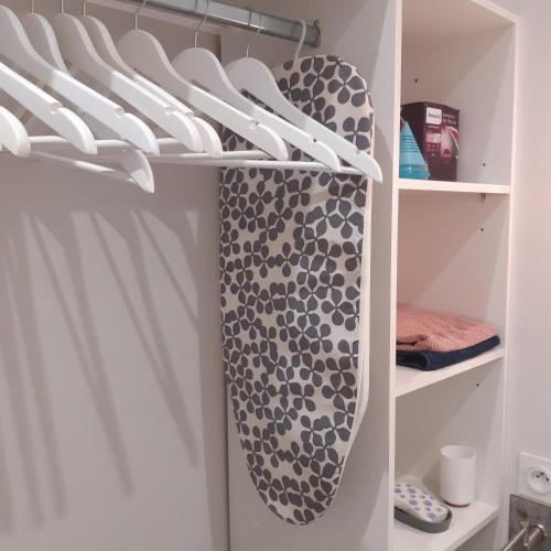 d'un placard avec des points de polka blancs et bruns. dans l'établissement T2 climatisé en centre ville, à Perpignan