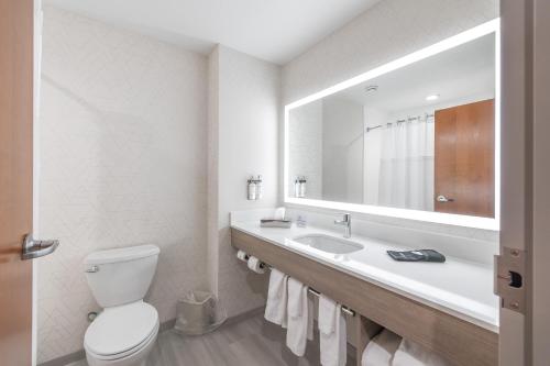 Ένα μπάνιο στο Holiday Inn Express Hotel and Suites Saint Robert by IHG