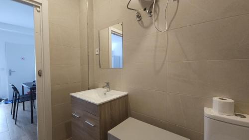 a bathroom with a sink and a mirror and a toilet at M2 Loft Privado para 4 personas in Madrid