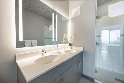 Bilik mandi di Sophisticated 3BR Suite - New Modern and Luxurious