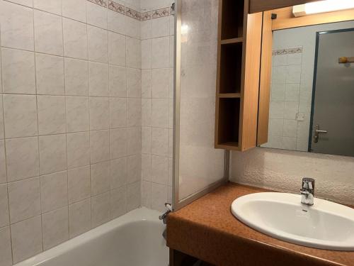 une salle de bain avec un lavabo et une baignoire dans l'établissement Résidence Balcons Du Soleil 1 - T2/6pers BALCONS DU SOLEIL 13-Peyresourde MAE-9614, à Germ