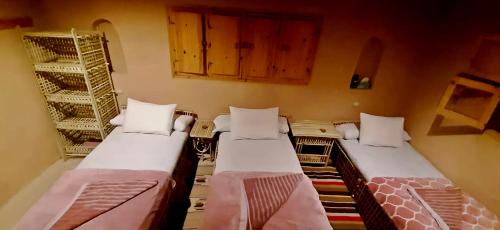 a room with two beds in a room at La Siwa in Siwa