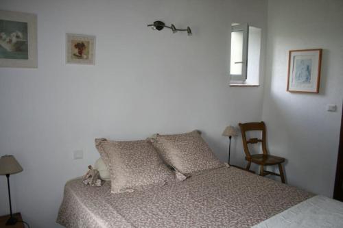 - une chambre avec un lit avec un chien assis dans l'établissement Petit mas en Provence superbe vue, à Istres